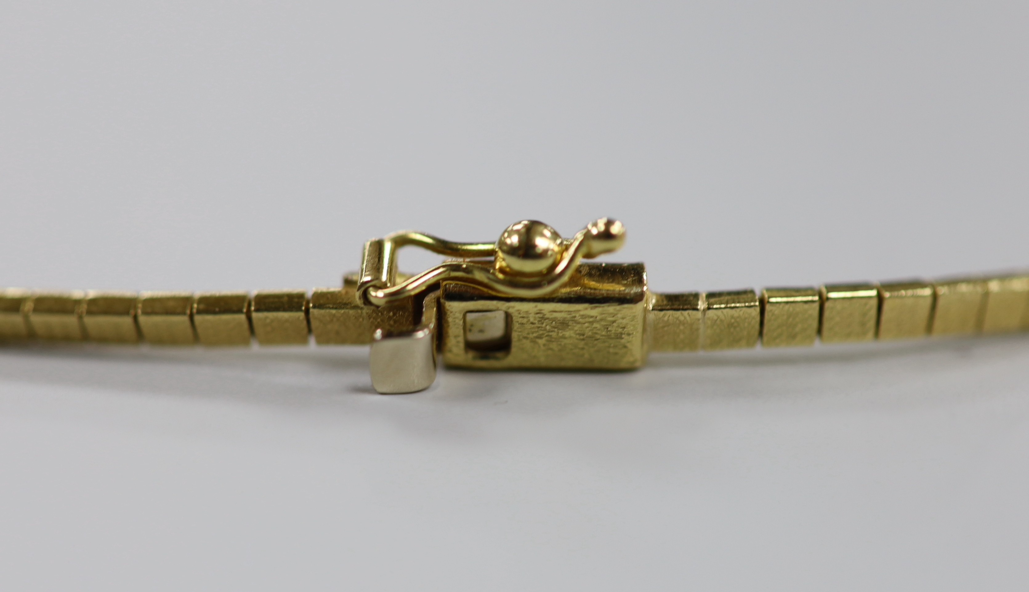 A modern Italian 750 necklace, approx. 36cm, 16.2 grams.